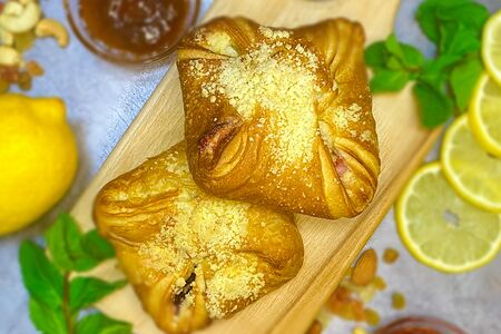 Венгерка с творогом и вишней