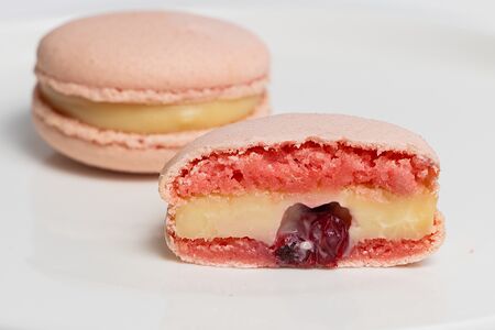 Макарон Медовик с клюквой