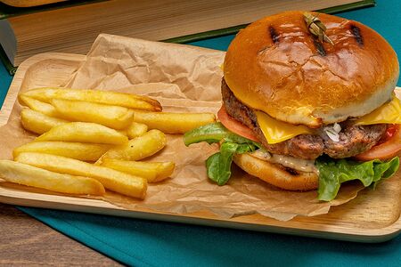 Бургер с говяжьей котлетой 