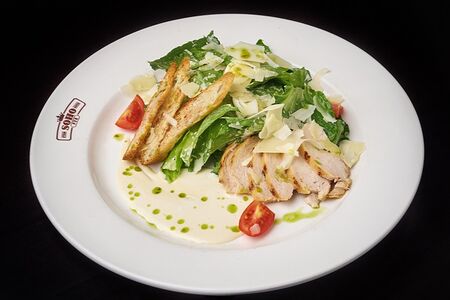 Салат Цезарь с курицей жареной на гриле