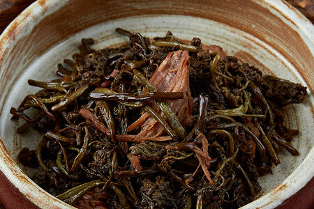 Маринованный папоротник с сезонными грибами