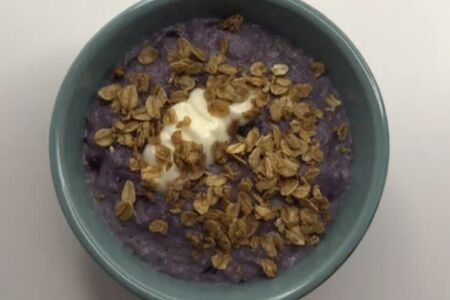 Овсяная каша с голубикой 