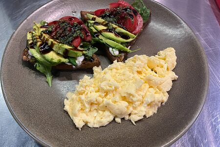 Скрэмбл с авокадо-тостом