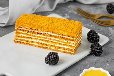 Пирожное Медовик