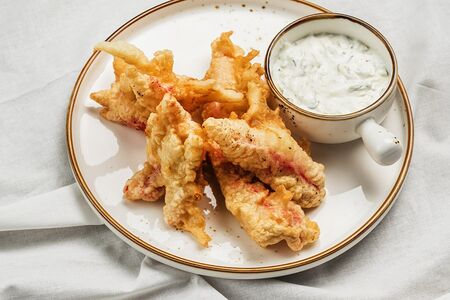 Мясо краба в пивном кляре с соусом тартар 