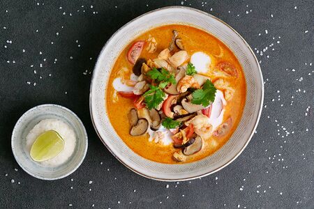 Том ям с лососем