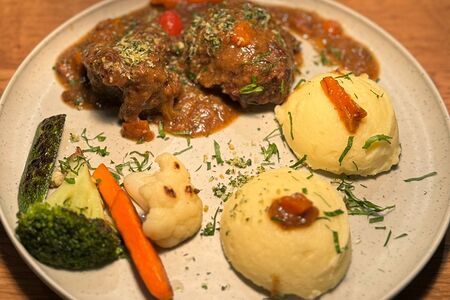 Томленые телячьи щечки