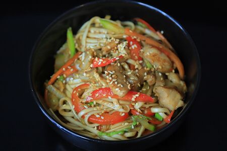 Лапша Пад-тай с курицей и креветками