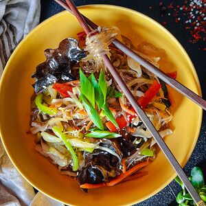 Вок с чапче c курочкой