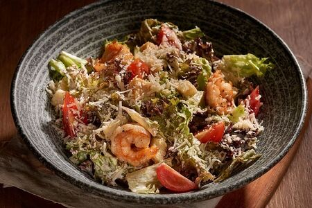 Салат Цезарь с тигровыми креветками