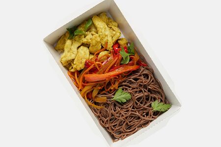 Соба с овощами и курицей 