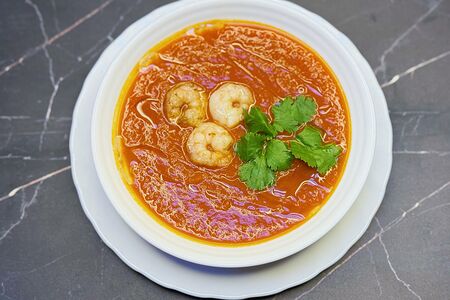 Томатный суп с креветками