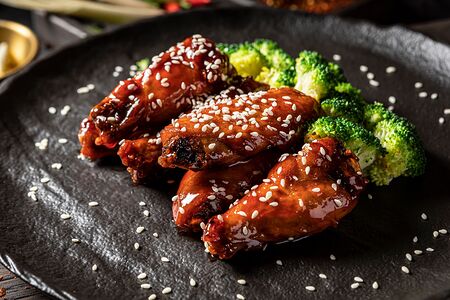 Куриные крылья в кисло-сладком соусе с броколли