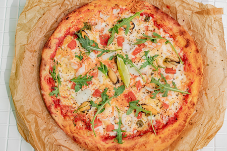 Пицца сливочно-томатная с морепродуктами