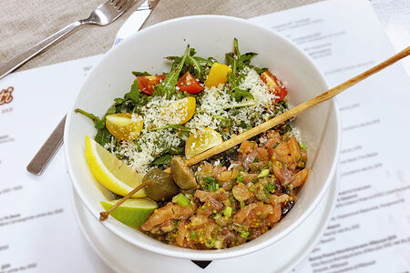 Тартар из лосося с кремом из артишоков