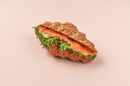 Зерновой круассан с лососем