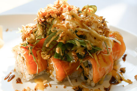 Ролл Лосось, спайси-тунец, микс зелени