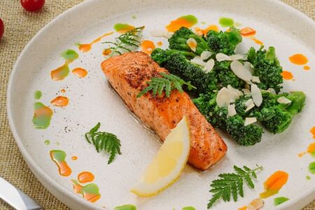 Стейк из лосося с брокколи