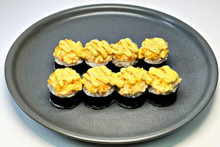 Запеченный ролл с лососем и соусом халапеньо