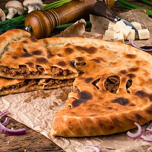 Пирог с курицей, вялеными томатами и копченым сыром