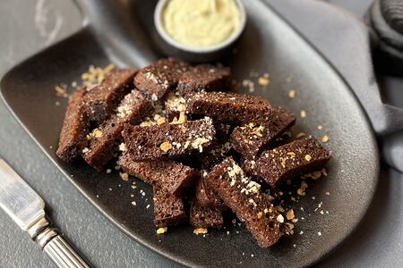 Крутоны с чесночным соусом и пармезаном