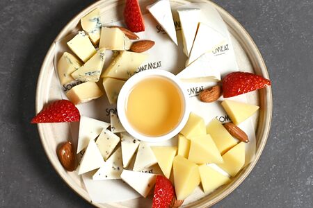 Сыры с клубникой, орехами и цветочным медом