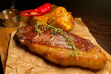 Стейк Нью-Йорк с жареной кукурузой 