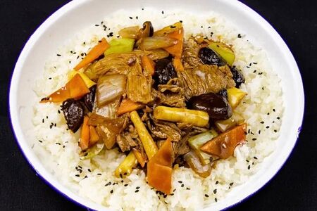 Говядина с шиитаке и бамбуком