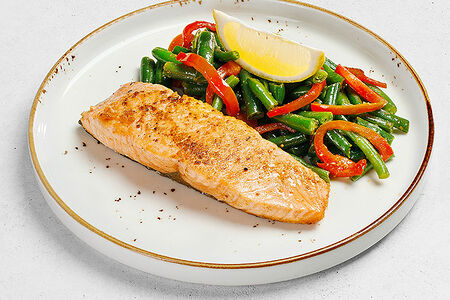 Стейк из лосося с овощами