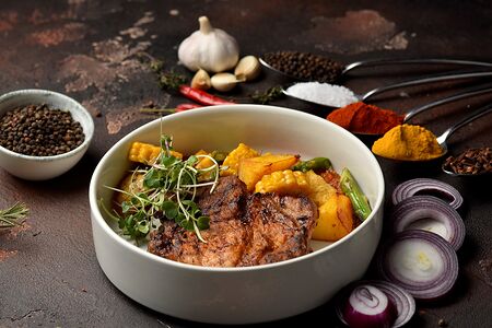 Стейк из свиной шеи на гриле с овощами