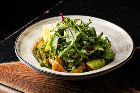 Теплый салат с лососем терияки и авокадо