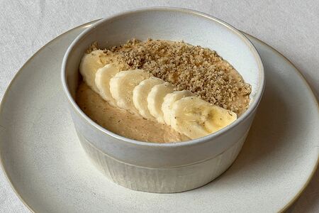 Овсянка с вареной сгущенкой, бананом и орехами