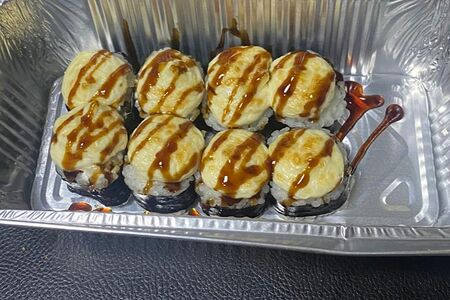 Ролл Запеченный под белым соусом с угрём