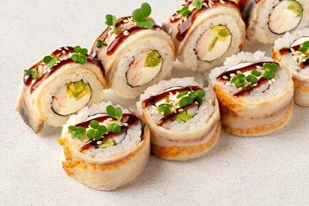 Ролл Филадельфия в угре с тигровой креветкой