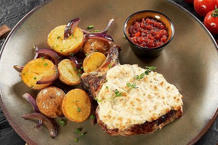 Свиная корейка с картофелем беби