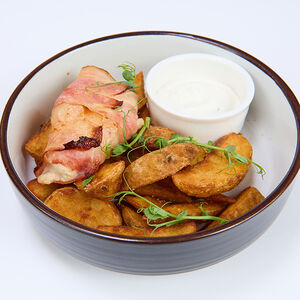 Куриная грудка в беконе с картофельными дольками 