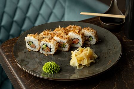 Ролл со стружкой тунца