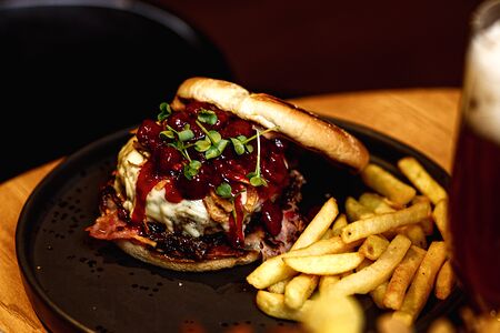 Бургер Black Angus с вишневым компоте и картофелем фри
