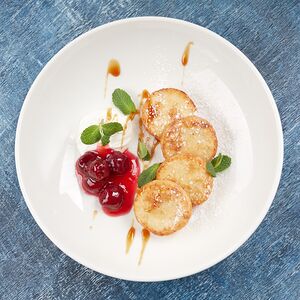 Сырники с вишневым соусом и карамелью