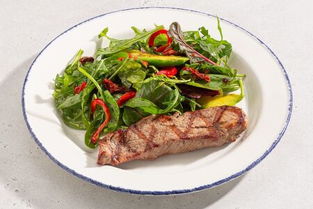 Стейк-салат с перцем гриль, авокадо и свежим хреном