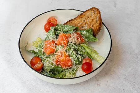 Цезарь с лососем и пармезаном