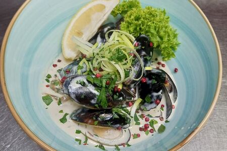 Мидии вонголе в сливочно-шпинатном соусе