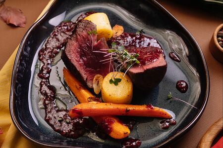 Говяжья вырезка под малиновым соусом