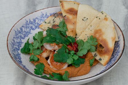 Хумус с креветками и зеленью