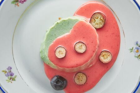 Панна котта с клубничным соусом и голубикой