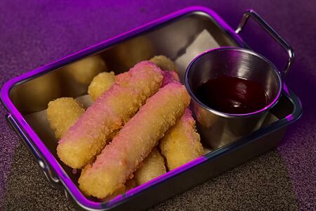 Сырные палочки с вишневым соусом