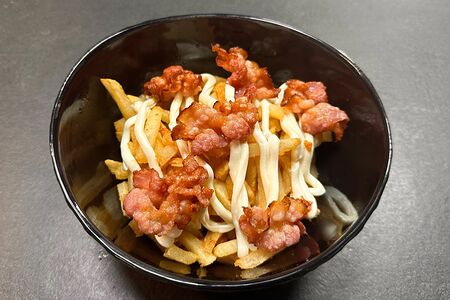 Картофель с чесночным соусом и беконом