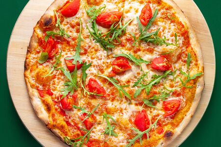 Цезарь-пицца на тонком тесте