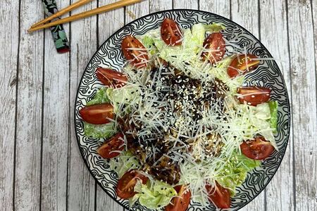 Салат Цезарь с креветкой в азиатском стиле