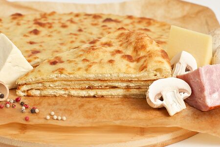 Осетинский пирог с ветчиной, шампиньонами и сыром